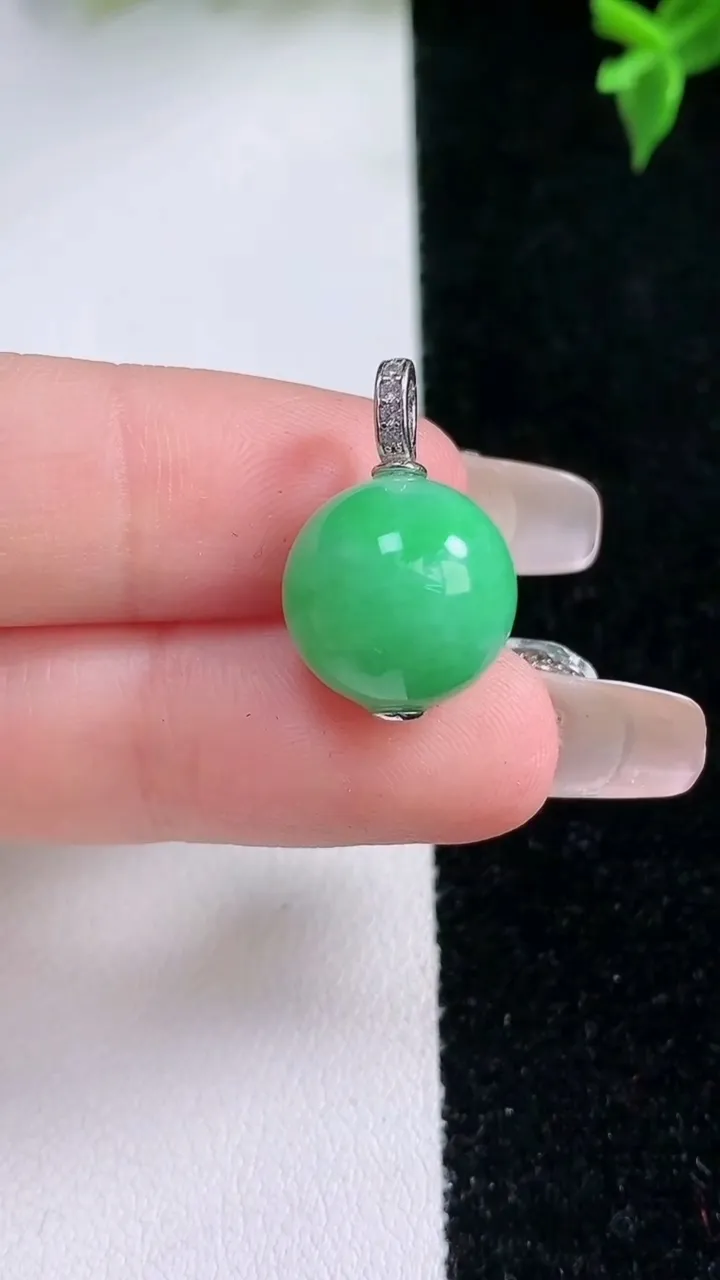 天然A货翡翠圆珠吊坠，尺寸13，重量:5.07g1月22日
工厂直销收藏佳品,种好水足，色泽均匀，有种有色，上手高大气！