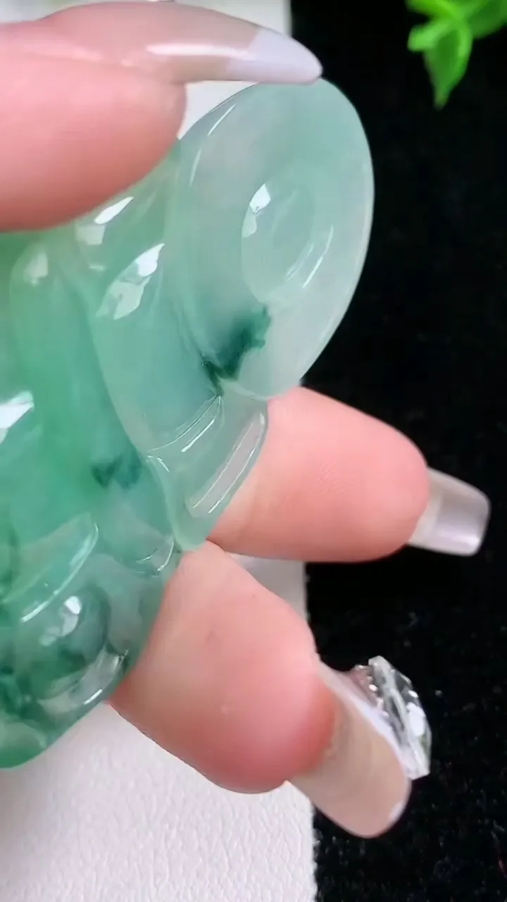 天然A货翡翠飘花观音菩萨吊坠，尺寸59.8-35.6-5.8，重量:22.17g
1月22日