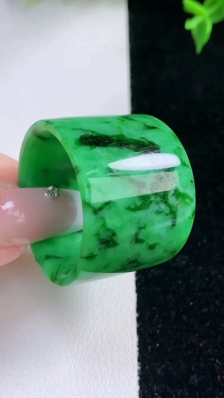 天然A货翡翠指环扳指，尺寸23.6-22.6-3.2，重量:20.60g2026年1月22日
工厂直销收藏佳品,种好水足，色泽均匀，有种有色，上手高大气！