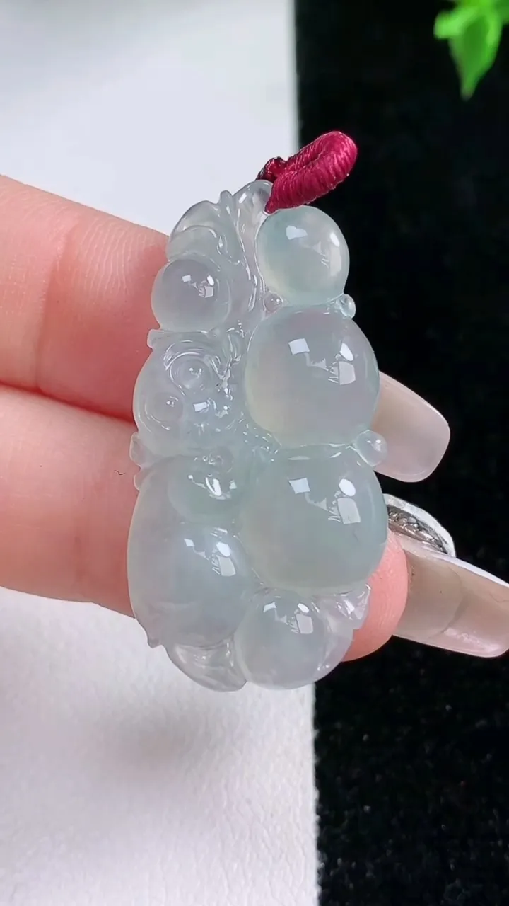 天然A货翡翠福豆吊坠，尺寸35-17.8-4.6，重量:5.13g
1月22日