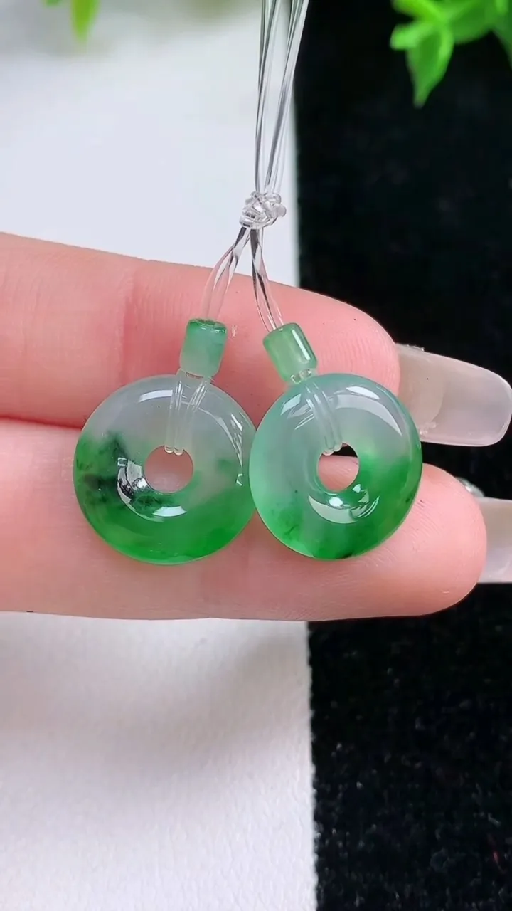 天然A货翡翠平安环吊坠一对，尺寸14.8-2.9，重量:3.14g
1月22日