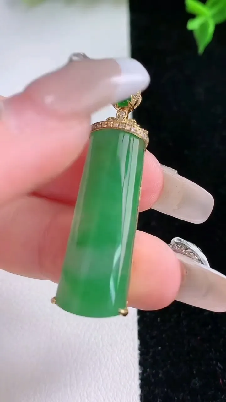天然A货翡翠无事牌吊坠，尺寸40-31.2-10.7-5.6，重量:4.31g
1月22日
