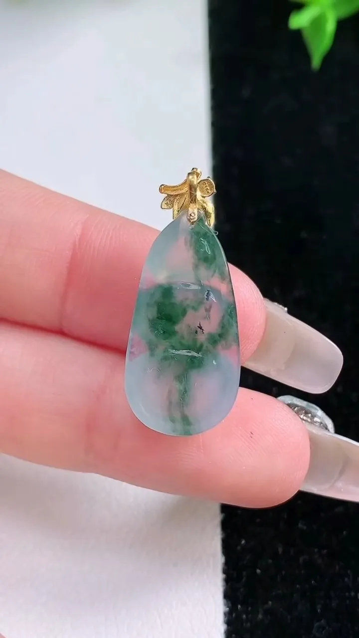 天然A货翡翠种飘花福豆吊坠，尺寸24-12-4，重量:1.96g
1月22日