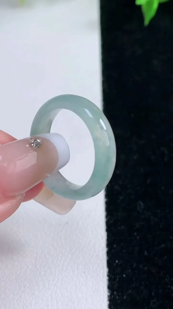 天然A货翡翠冰种飘花指环戒指，尺寸17-5-3，重量:2.85g2026年1月22日
工厂直销收藏佳品,种好水足，色泽均匀，有种有色，上手高大气！