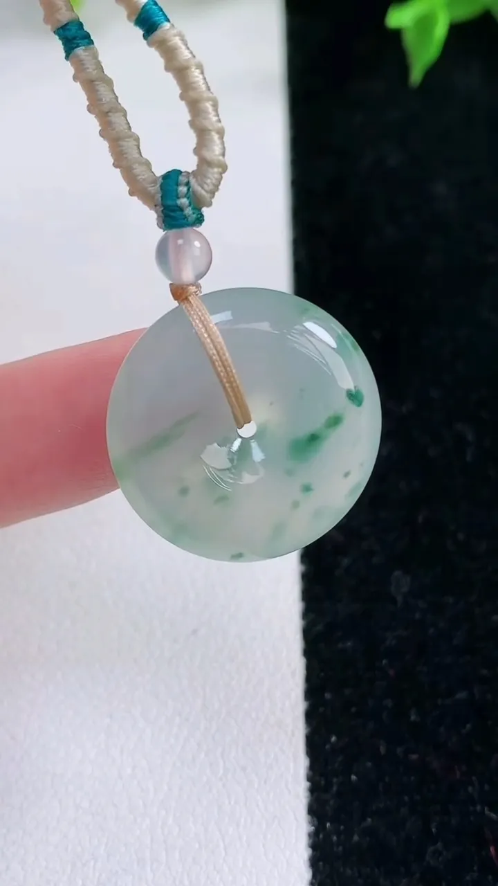 天然A货翡翠冰种飘花平安扣吊坠，尺寸20.3-5.8，重量:8.11g
1月22日