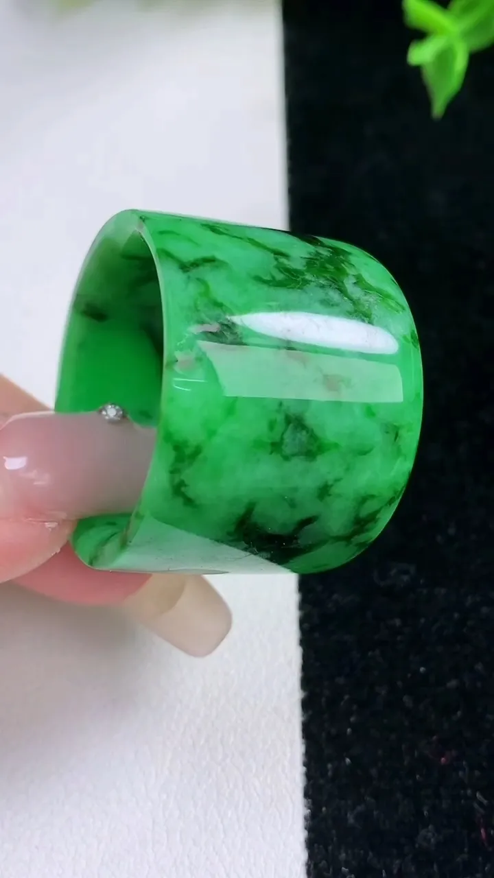 天然A货翡翠指环扳指，尺寸23.6-22.6-3.2，重量:20.60g2026年1月22日
工厂直销收藏佳品,种好水足，色泽均匀，有种有色，上手高大气！