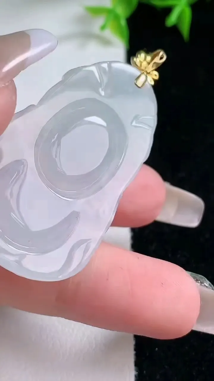 天然A货翡翠种白冰观音头吊坠，尺寸42.7-26.4-5.6，重量:11.64g
1月22日