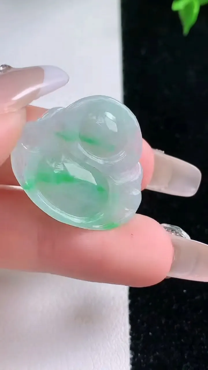 天然A货翡翠佛公吊坠，尺寸23.4-26.4-5.2，重量:4.65g
1月22日