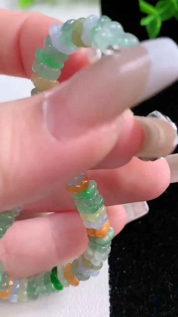 天然A货翡翠三彩莲花手串，尺寸5.4-3，重量:11.21g1月22日
工厂直销收藏佳品,种好水足，色泽均匀，有种有色，上手高大气！