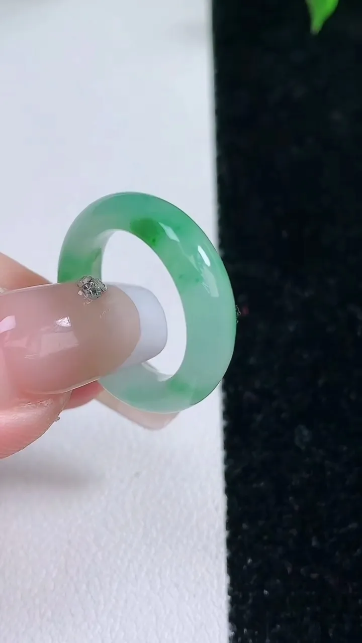 天然A货翡翠指环戒指，尺寸15.5-5.2-3，重量:3.08g2026年1月22日
工厂直销收藏佳品,种好水足，色泽均匀，有种有色，上手高大气！