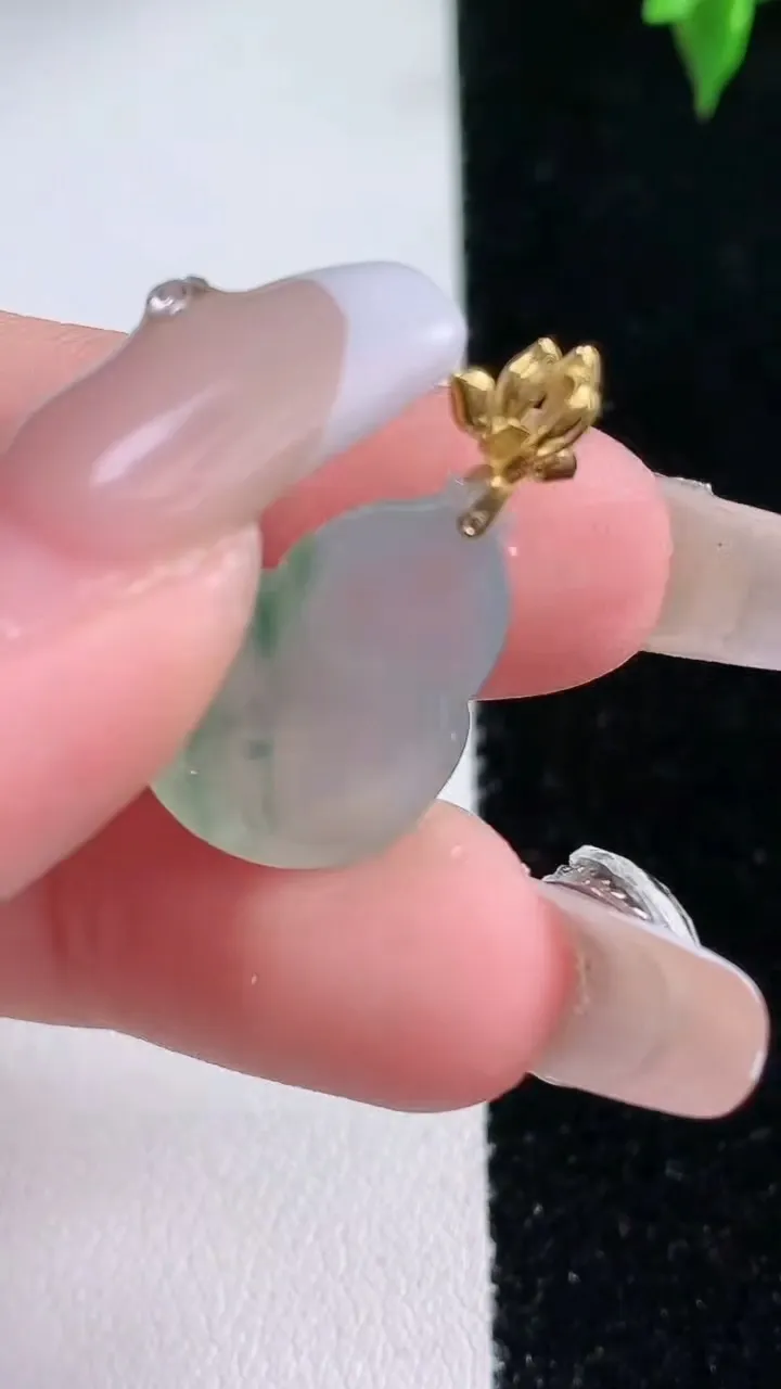 天然A货翡翠种飘花葫芦吊坠，尺寸17.8-14.4-6.3，重量:2.72g
1月22日