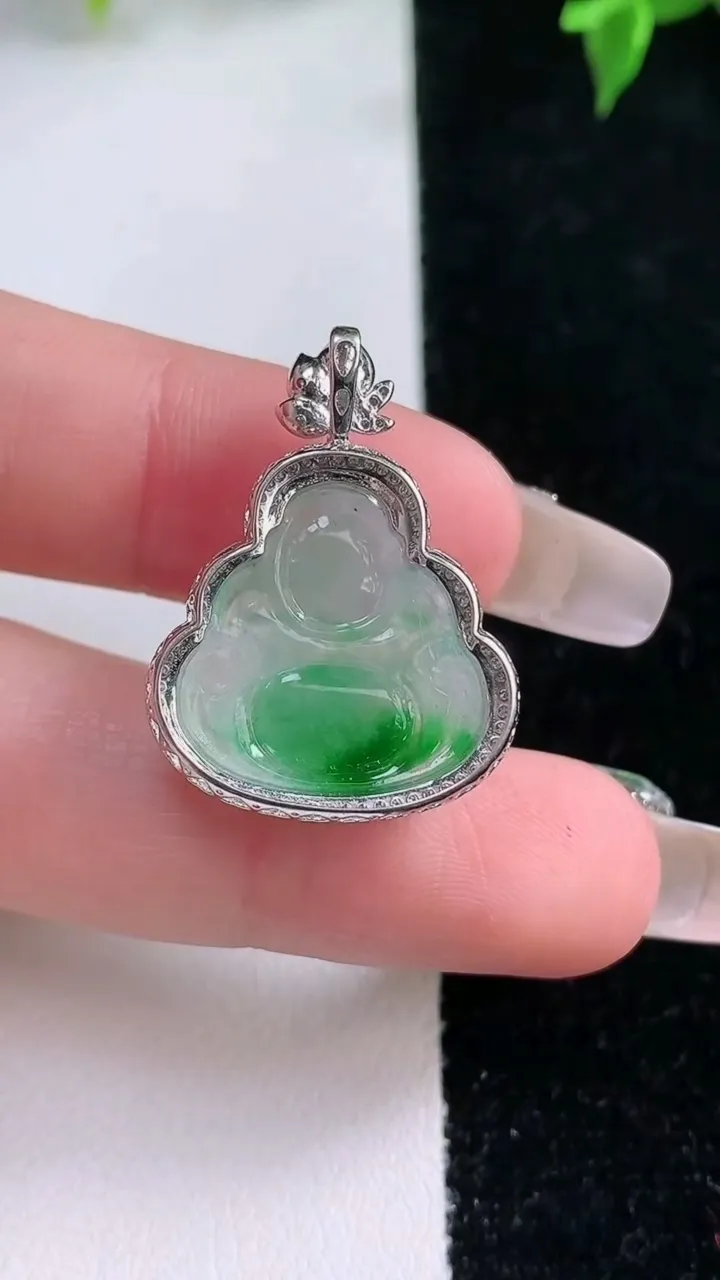 天然A货翡翠佛公吊坠，尺寸27.2-19-7，裸石17.5-17重量:2.96g
1月22日