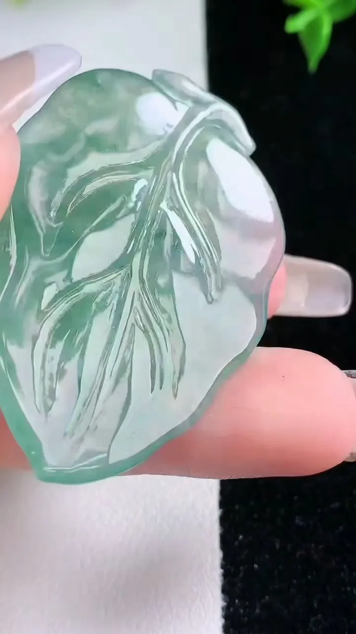 天然A货翡翠飘花金枝玉叶 叶子吊坠，尺寸47-31.8-8，重量:18.81g
1月22日