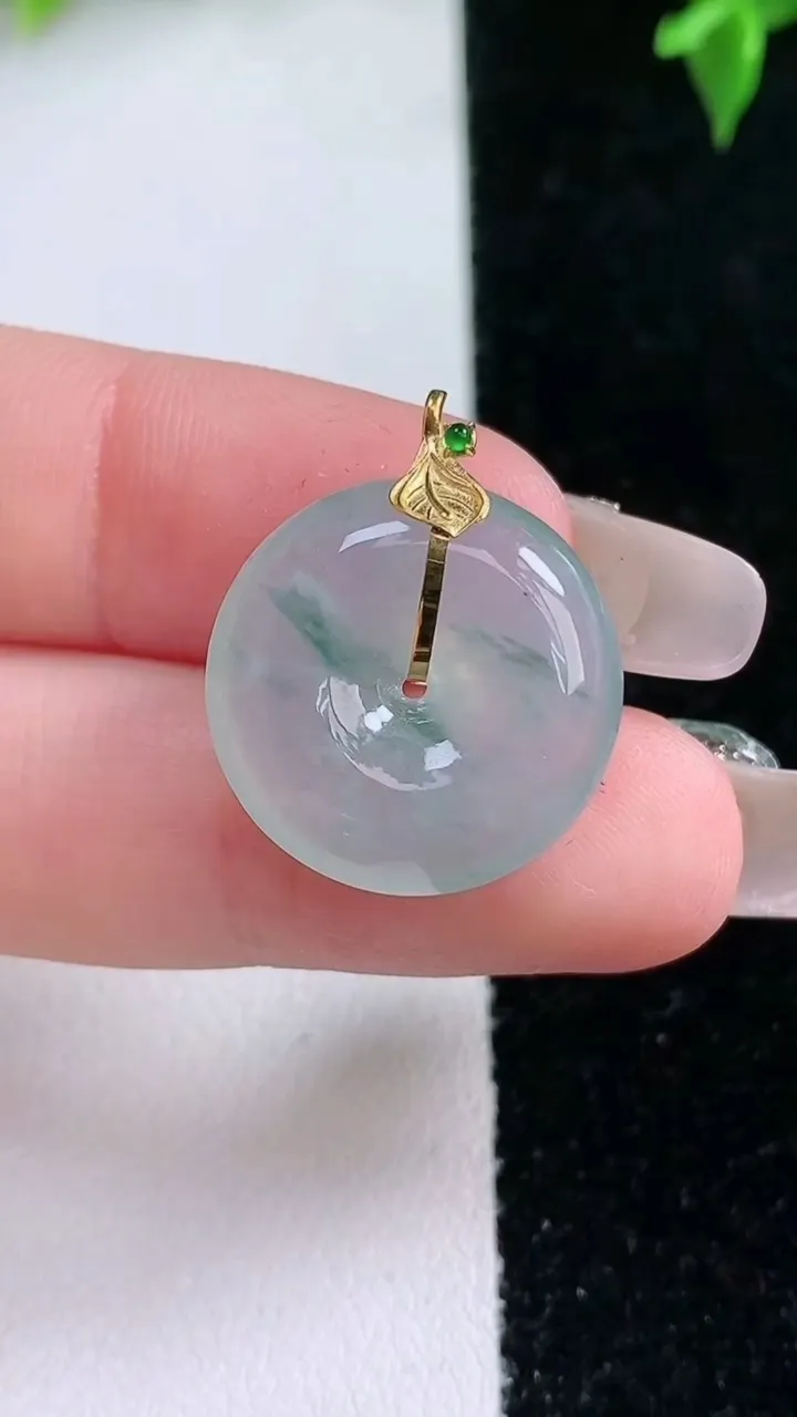 天然A货翡翠种飘花平安扣吊坠，尺寸19-5.4，重量:3.99g
1月22日