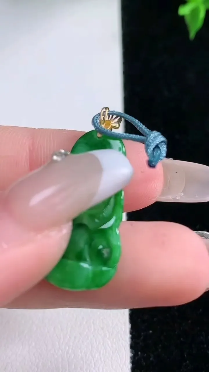 天然A货翡翠观音菩萨吊坠，尺寸25.7-13-3.7，重量:2.46g
1月22日
