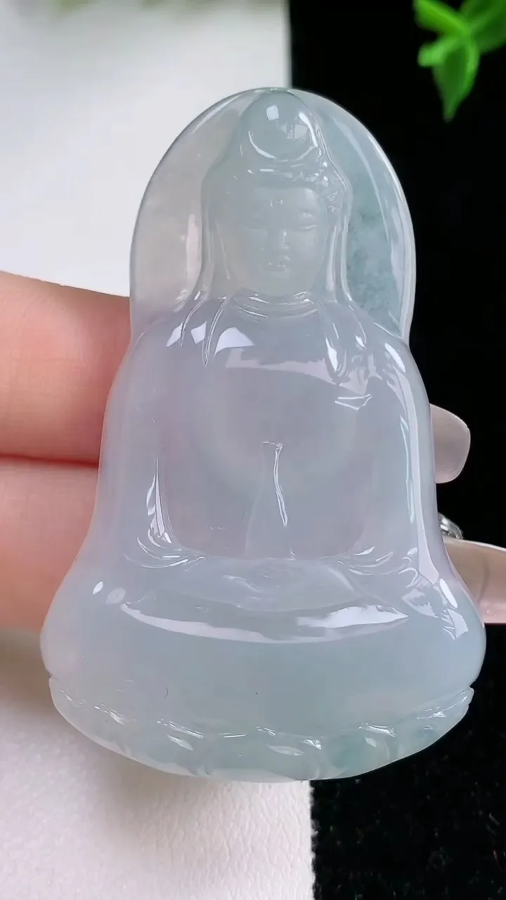 天然A货翡翠观音菩萨吊坠，尺寸57-36-5.6，重量:20.57g
1月22日