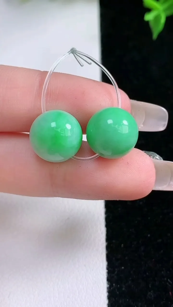 天然A货翡翠圆珠吊坠一对，尺寸12，重量:6.53g
1月22日