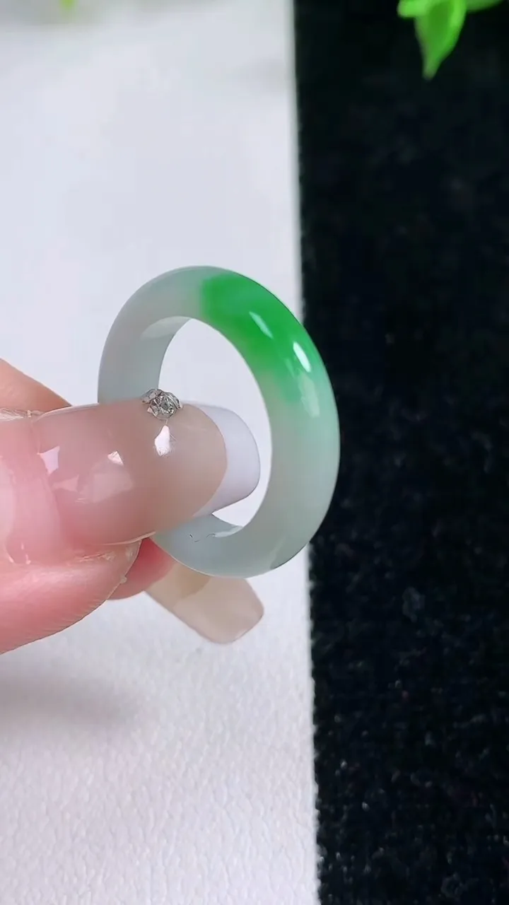 天然A货翡翠指环戒指，尺寸16.3-4.5-3.2，重量:2.95g2026年1月22日
工厂直销收藏佳品,种好水足，色泽均匀，有种有色，上手高大气！