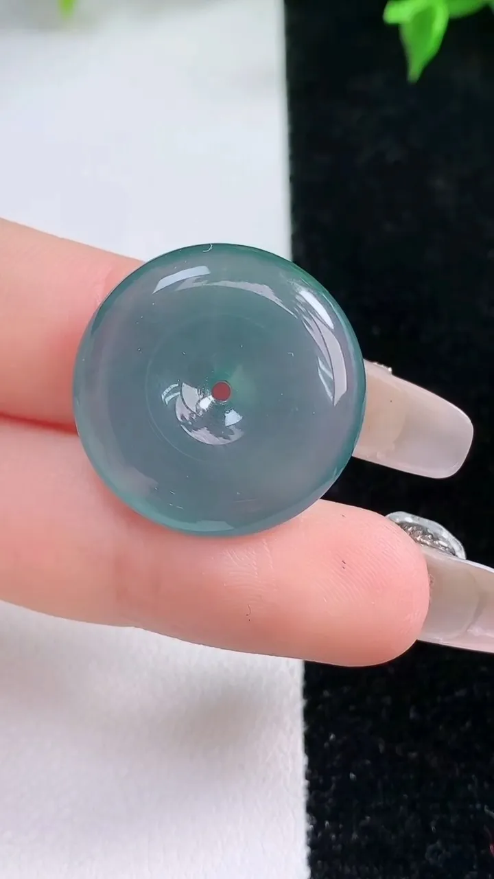 天然A货翡翠蓝水平安扣吊坠，尺寸22.6-5.5，重量:7.23g
1月22日