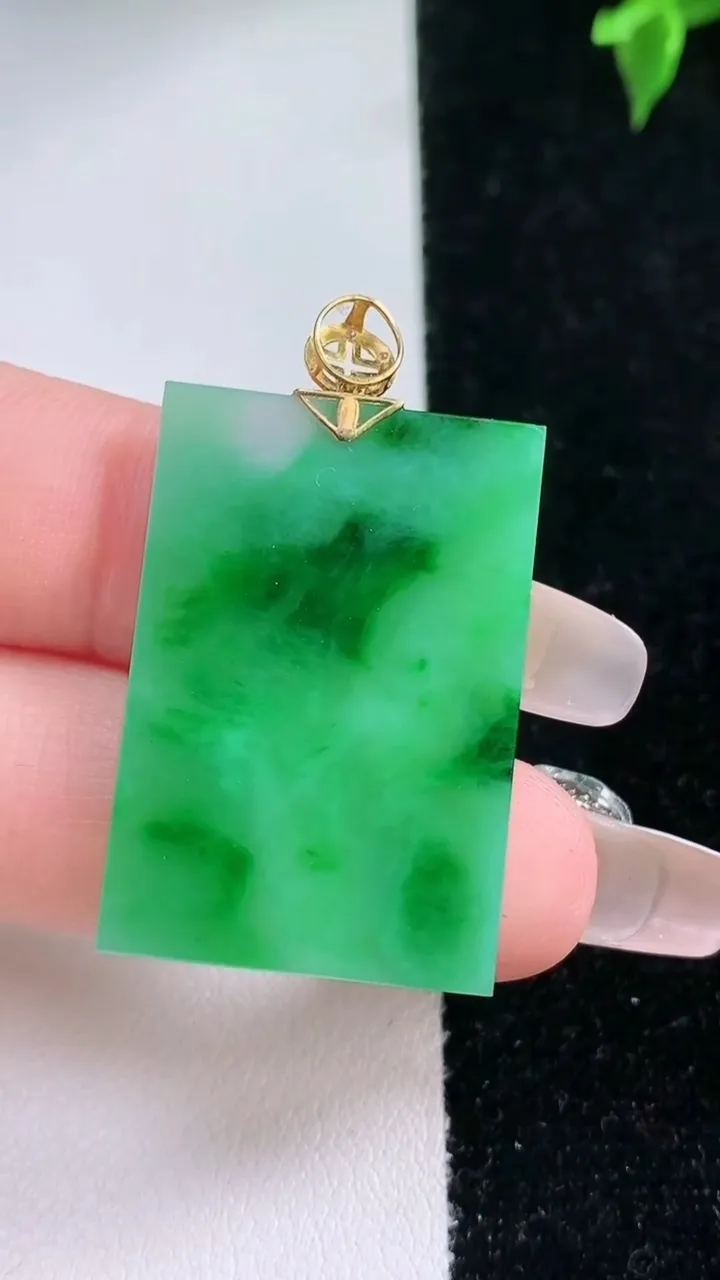 天然A货翡翠无事牌吊坠，尺寸30.6-21-1.4，重量:3.77g
1月22日