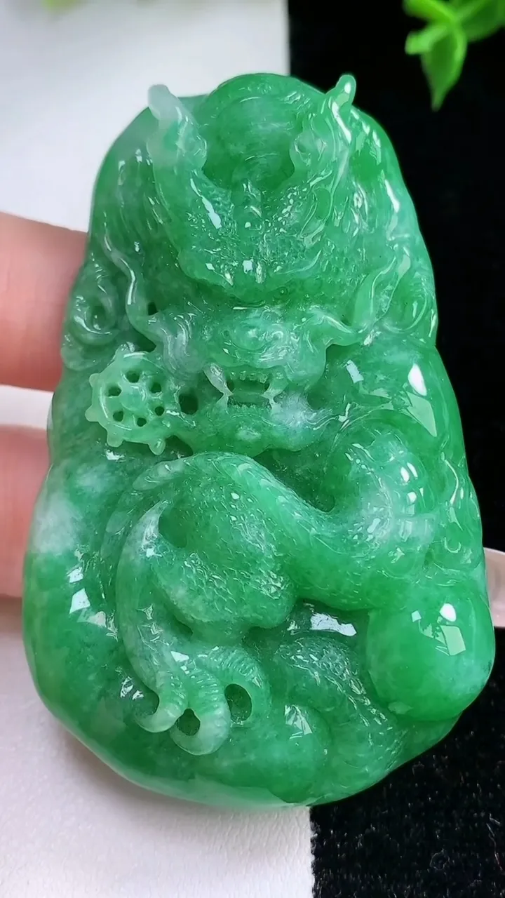 天然A货翡翠龙牌吊坠，尺寸66-41-11，重量:69.34g
1月22日