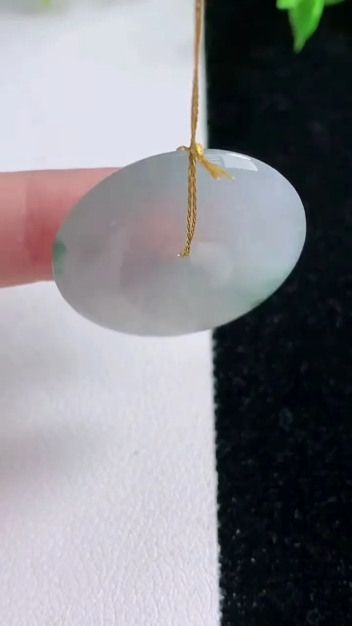 天然A货翡翠冰种飘花平安扣吊坠，尺寸28.6-5.6，重量:10.00g
1月22日