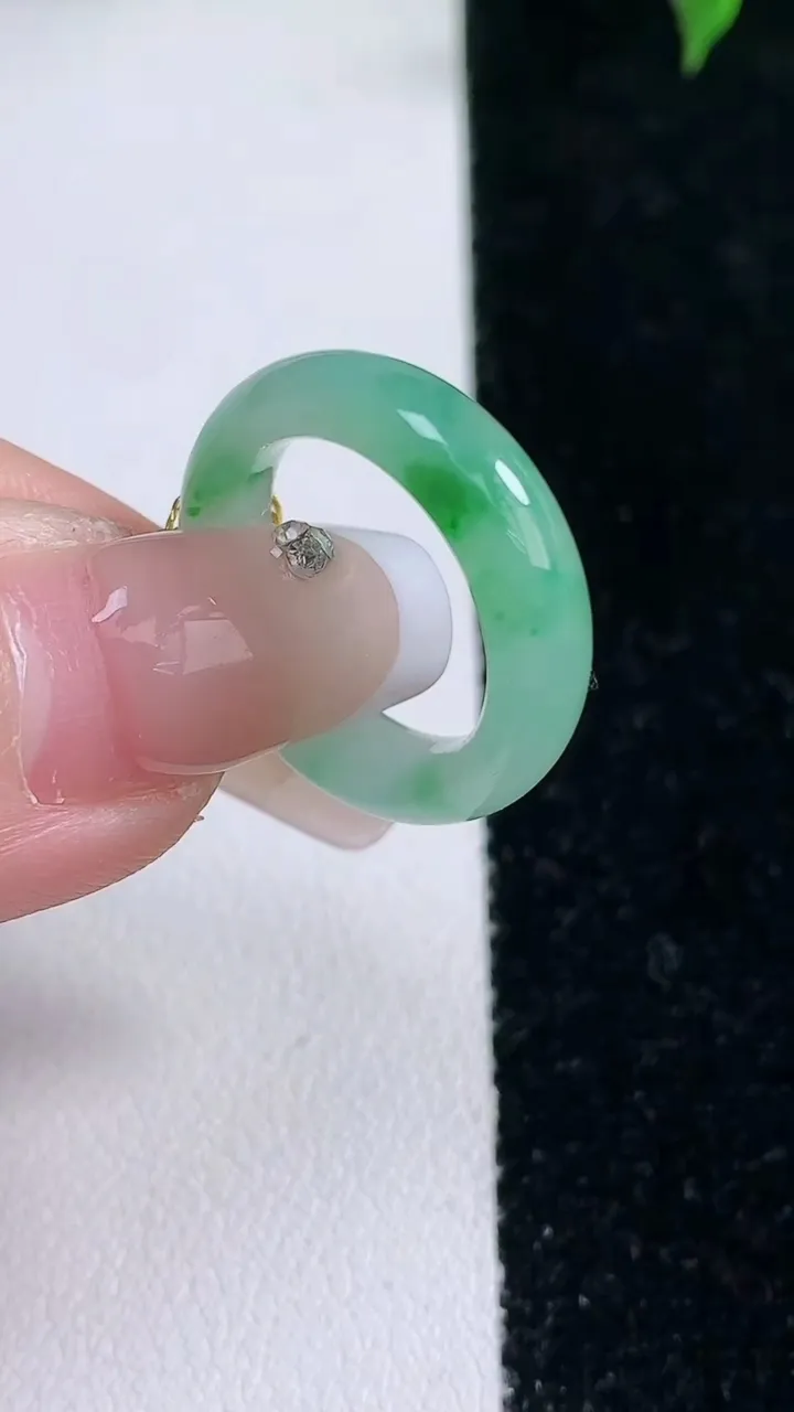 天然A货翡翠指环戒指，尺寸15.5-5.2-3，重量:3.08g2026年1月22日
工厂直销收藏佳