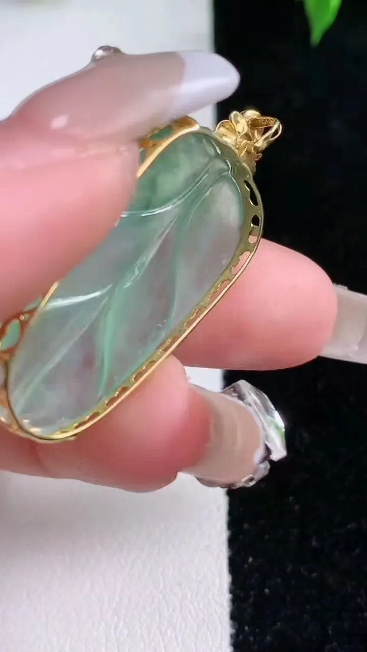 天然A货翡翠种飘花金枝玉叶 叶子吊坠，尺寸32.3-16.8-5.5，重量:4.62g
1月22日