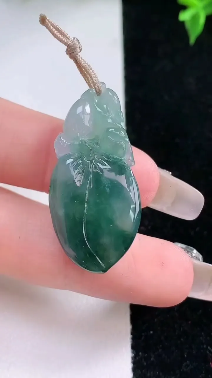 天然A货翡翠飘花寿桃吊坠，尺寸34-17-5.8，重量:5.79g
1月22日