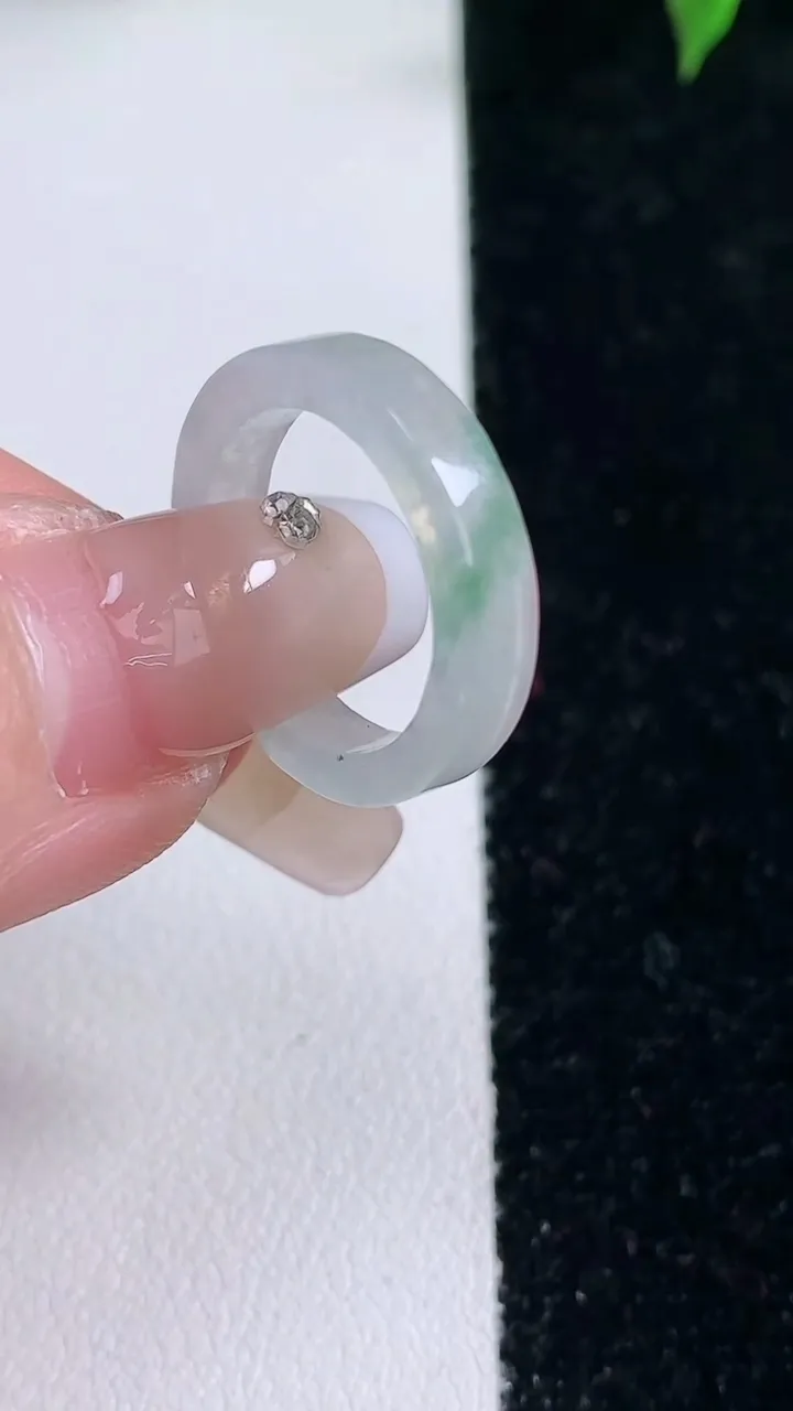 天然A货翡翠方形指环戒指，尺寸15.7-3.6-2.4，重量:2.07g2026年1月22日
工厂直销收藏佳品,种好水足，色泽均匀，有种有色，上手高大气！