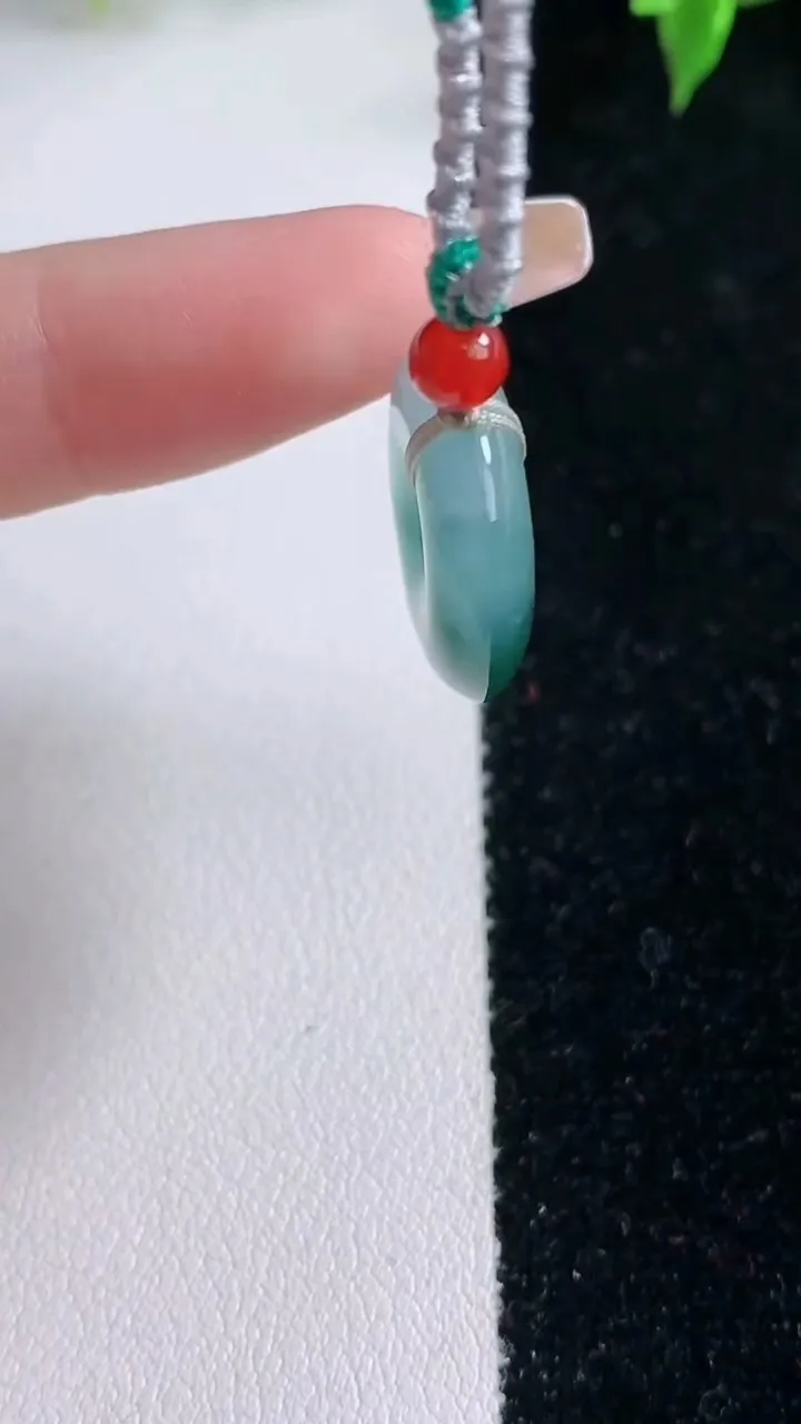 天然A货翡翠冰种飘花平安扣吊坠，尺寸19.2-5.3，重量:5.92g
1月22日