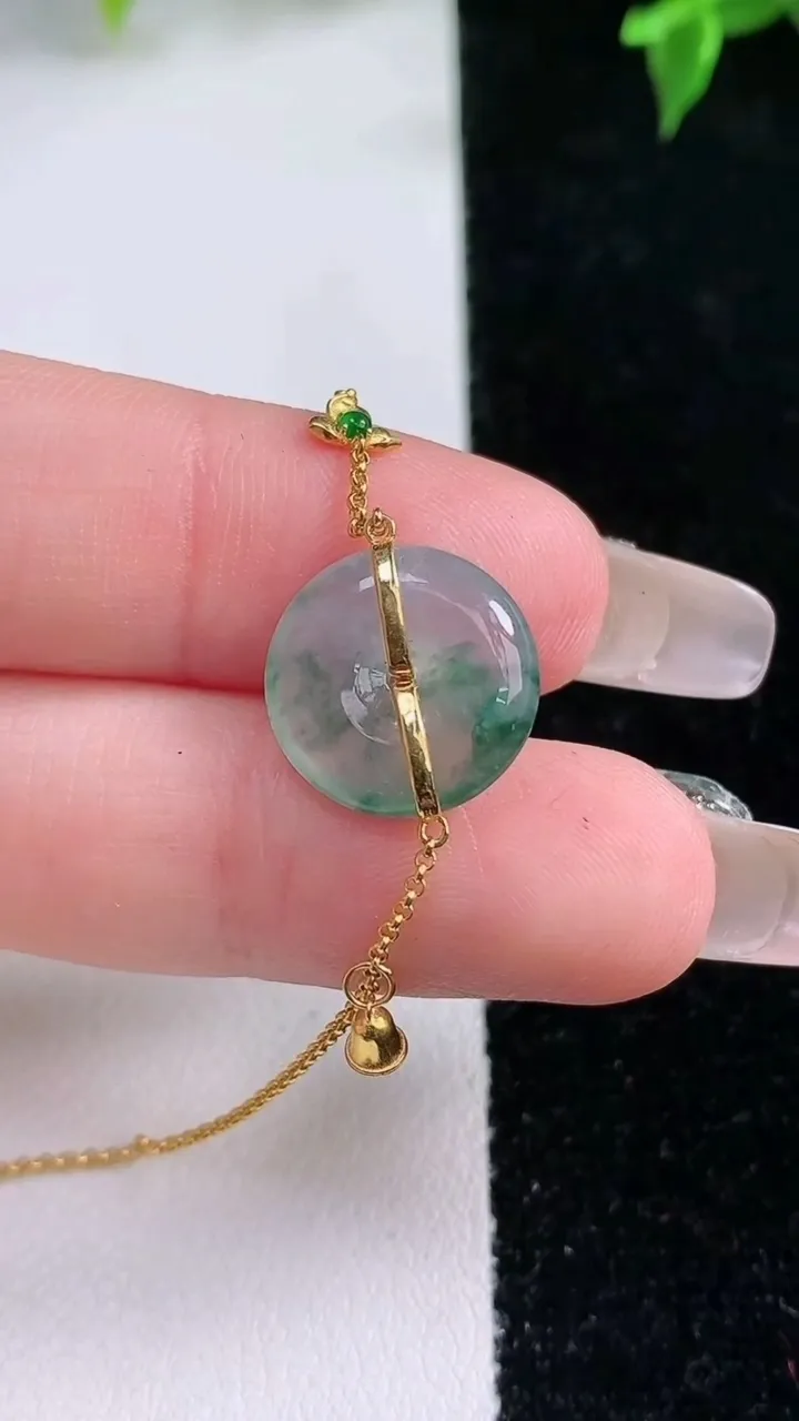 天然A货翡翠种飘花平安扣吊坠，尺寸13.4-4.2，重量:2.18g
1月22日