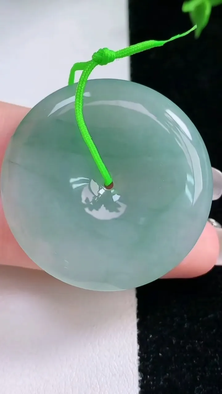 天然A货翡翠飘花平安扣吊坠，尺寸39-5.8，重量:19.85g
1月22日