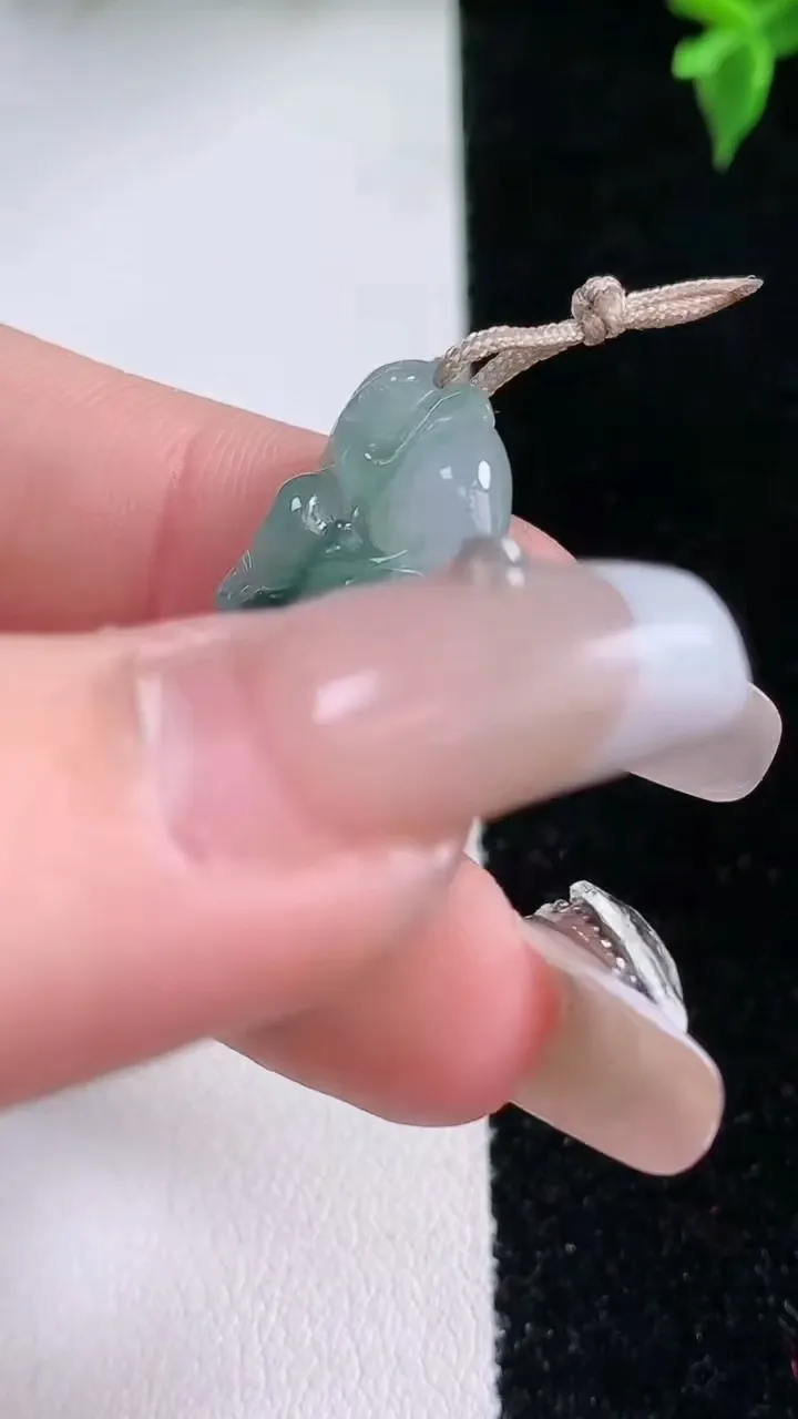 天然A货翡翠飘花寿桃吊坠，尺寸34-17-5.8，重量:5.79g
1月22日