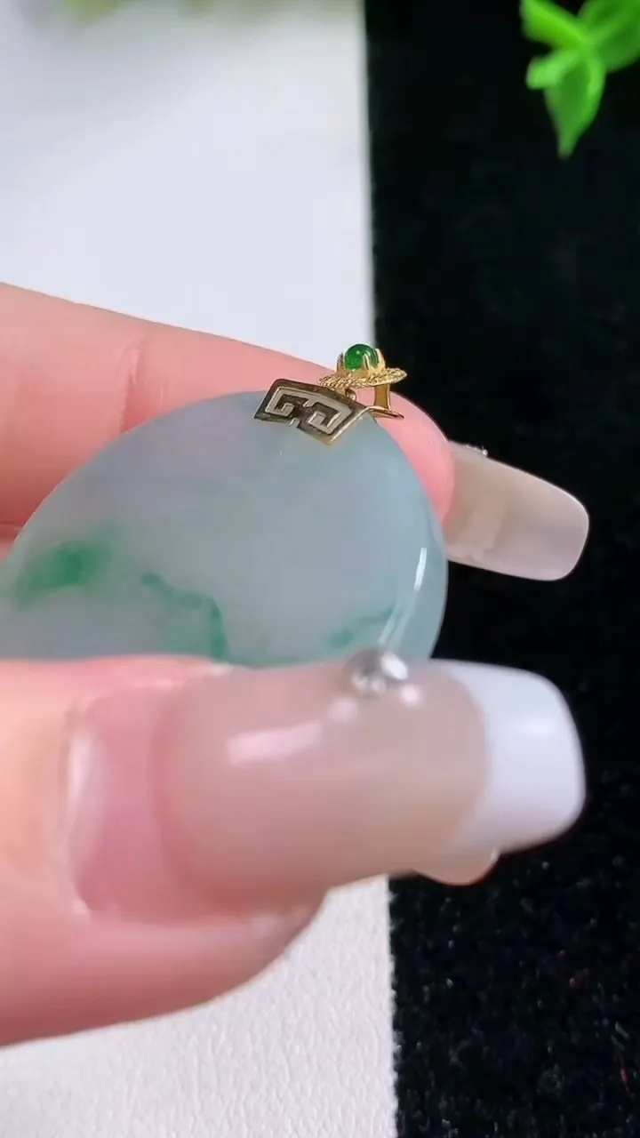 天然A货翡翠种飘花无事牌吊坠，尺寸29.2-4.3，重量:10.42g
1月22日