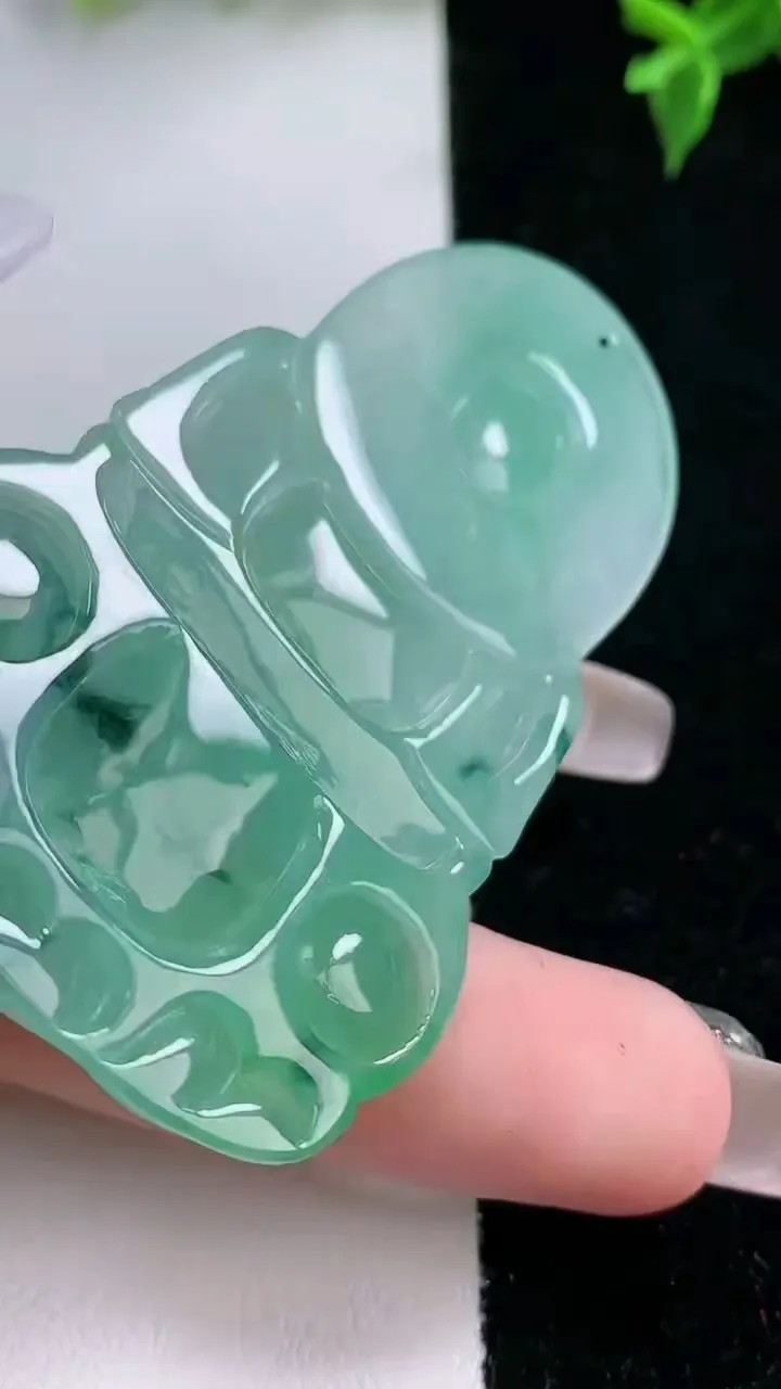 天然A货翡翠观音菩萨吊坠，尺寸63.4-39-5.9，重量:24.59g
1月22日