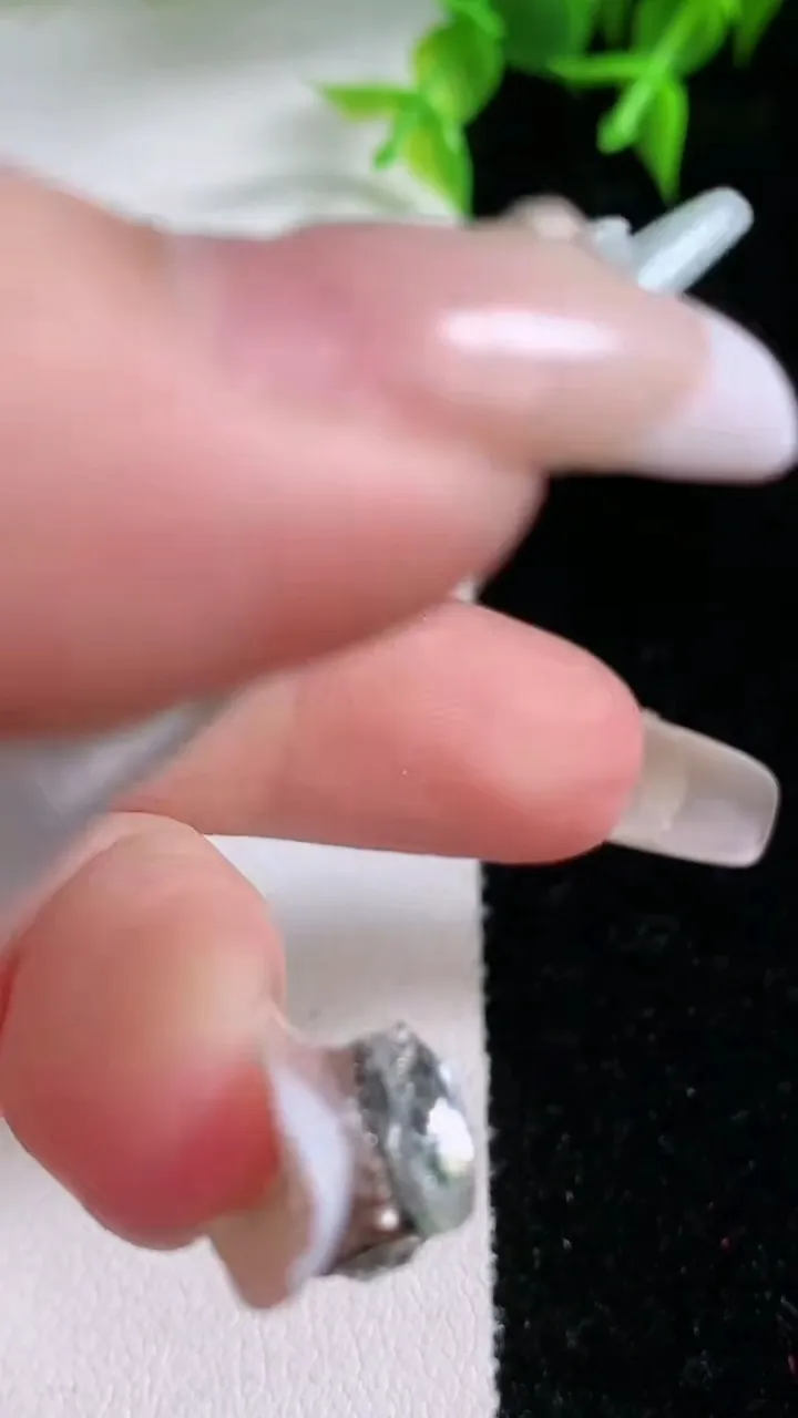 天然A货翡翠山水牌吊坠，尺寸51.7-34.4-5.2，重量:23.39g
1月22日