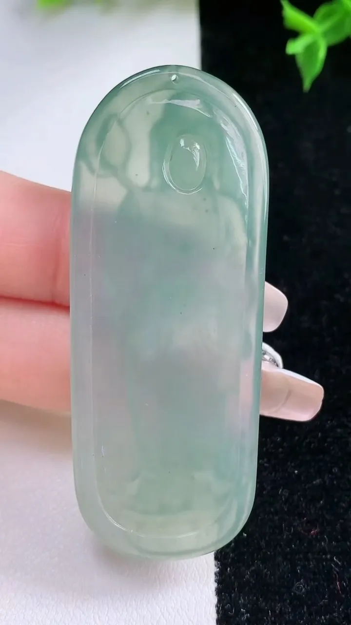 天然A货翡翠大势至菩萨吊坠，尺寸62.3-24.4-5，重量:17.57g
1月22日