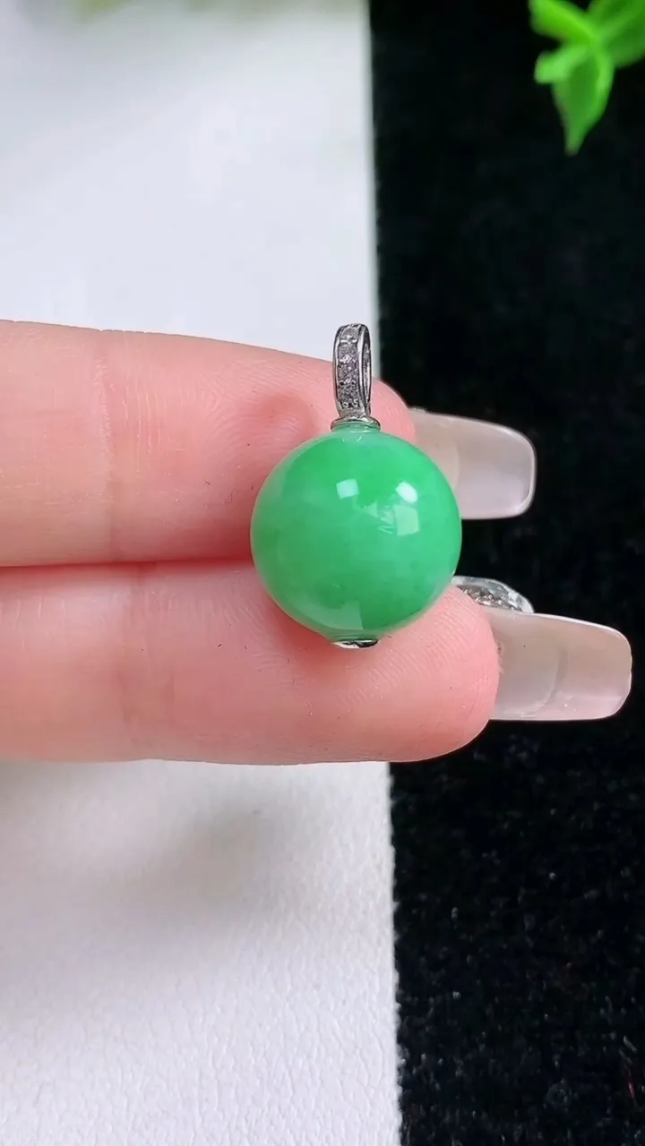 天然A货翡翠圆珠吊坠，尺寸13，重量:5.07g1月22日
工厂直销收藏佳品,种好水足，色泽均匀，有