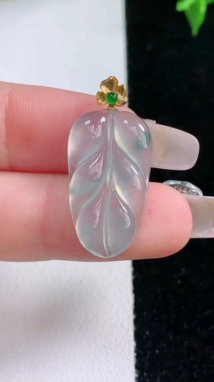 天然A货翡翠种飘花金枝玉叶 叶子吊坠，尺寸22.8-13.6-3.2，重量:2.16g
1月22日