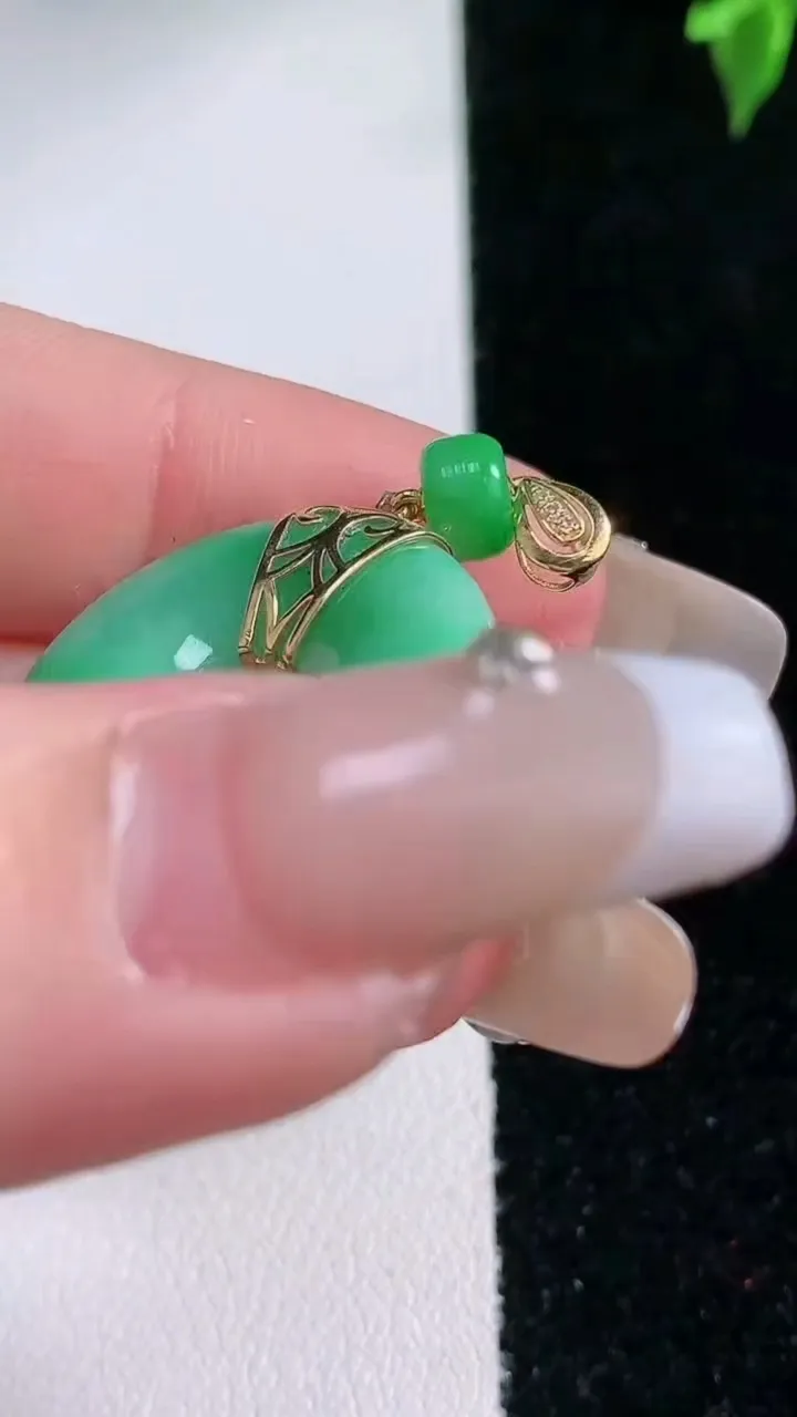 天然A货翡翠平安环吊坠，尺寸23.3-4，重量:5.80g
1月22日