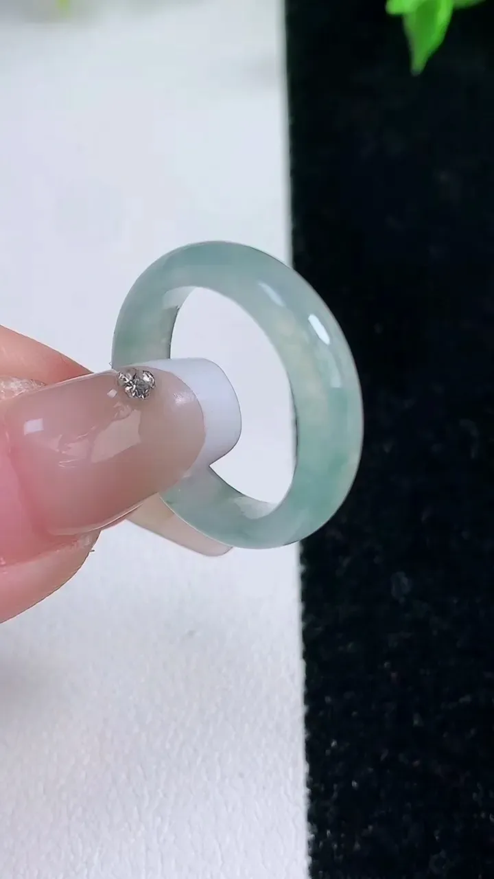 天然A货翡翠冰种飘花指环戒指，尺寸17-5-3，重量:2.85g2026年1月22日
工厂直销收藏佳品,种好水足，色泽均匀，有种有色，上手高大气！