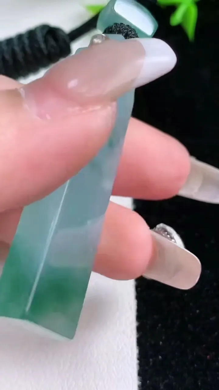 天然A货翡翠冰种飘花仿古无事牌，尺寸49-16.7-5.7，重量:18.69g
1月22日