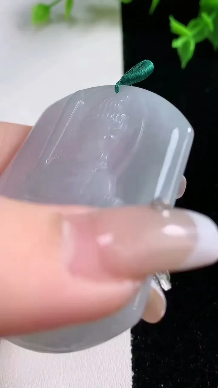 天然A货翡翠不动明王吊坠，尺寸54.8-46.7-4.8，重量:26.65g
1月22日