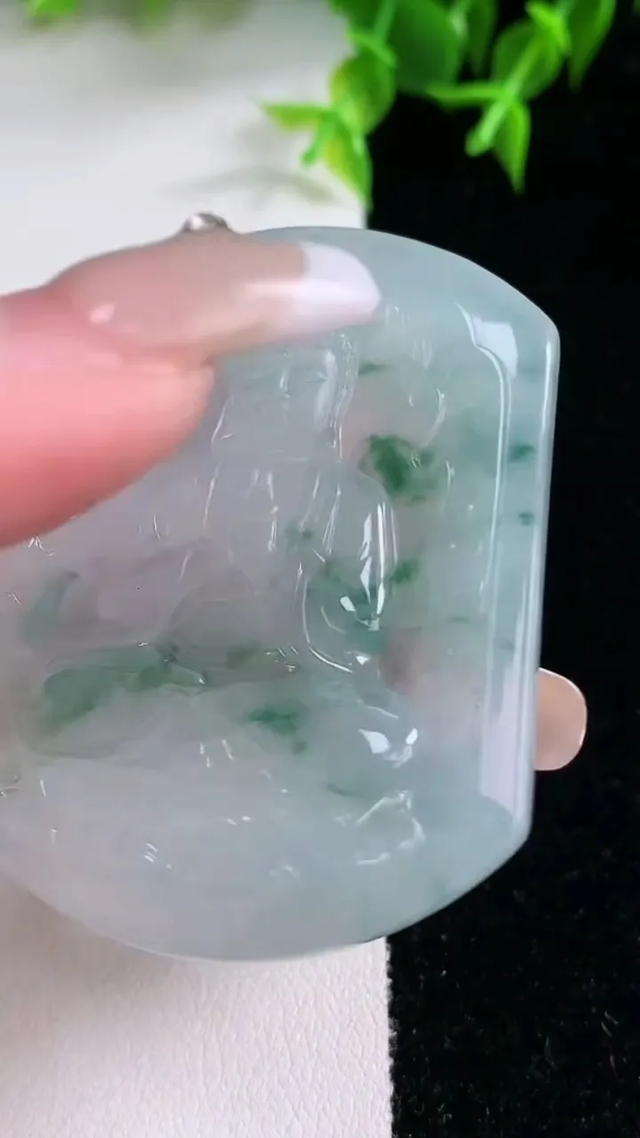 天然A货翡翠冰种飘花阿弥陀佛吊坠，尺寸52-41.7-5.2，重量:25.30g
1月22日