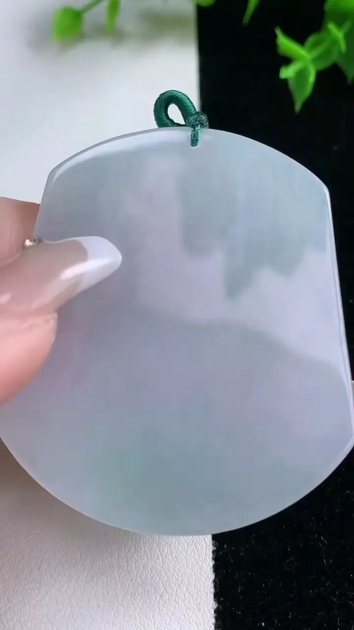 天然A货翡翠不动明王吊坠，尺寸54.8-46.7-4.8，重量:26.65g
1月22日