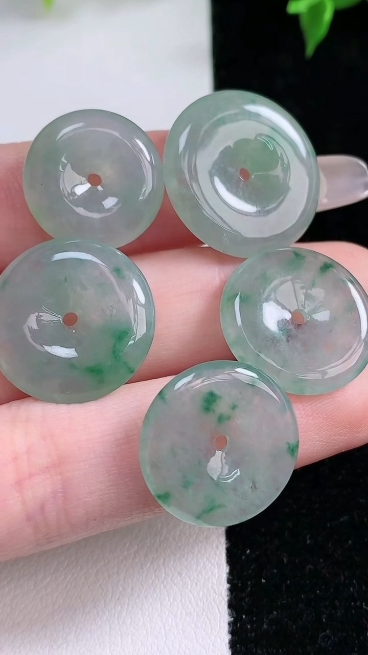 天然A货翡翠冰种飘花平安扣吊坠一手，尺寸20-3.6，重量:14.10g
1月22日