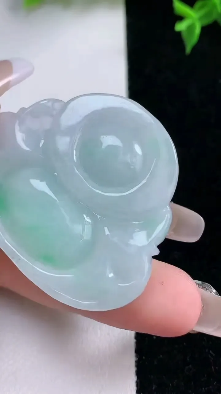 天然A货翡翠佛公吊坠，尺寸37.6-45.3-11.8，重量:33.42g
1月22日