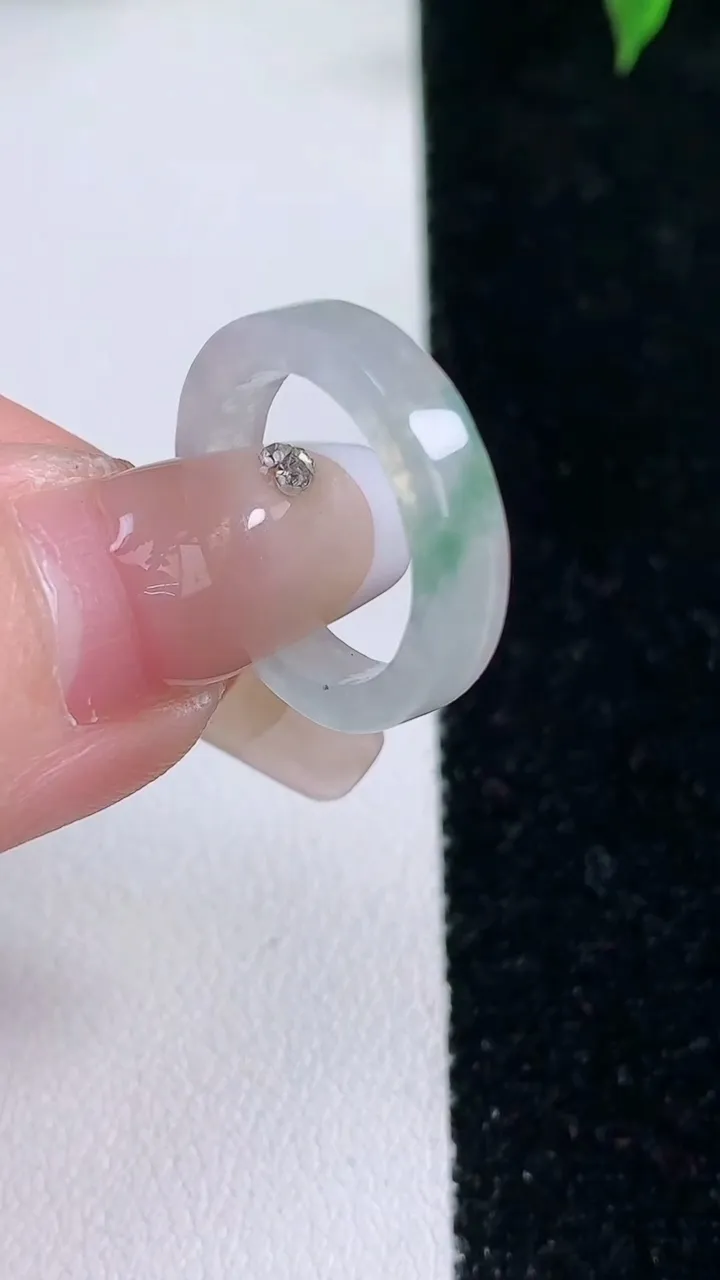 天然A货翡翠方形指环戒指，尺寸15.7-3.6-2.4，重量:2.07g2026年1月22日
工厂直销收藏佳品,种好水足，色泽均匀，有种有色，上手高大气！