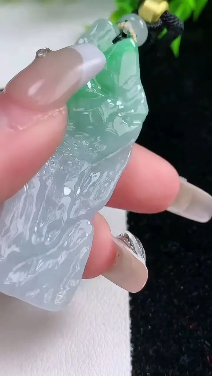 天然A货翡翠无相佛吊坠，尺寸56.3-20.5-6.8，重量:22.00g
1月22日